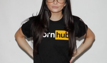 او وقتی عطسه می کنم و فیلم سینمایی فول سکسی با پاهای او بازی می کنم ، آن را دوست دارد