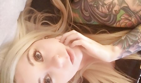 نوجوان جوان ژاپنی فیلم سکسی فول اچ مخفیانه با دیلدو عظیم بازی می کند